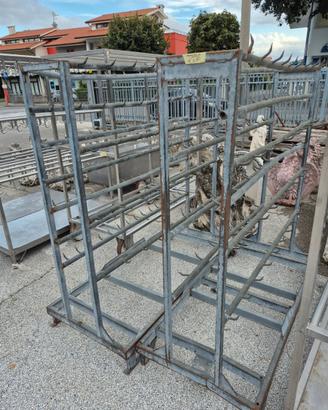 Due trespoli in ferro per salumeria