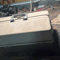 cassetta da pesca con attrezzatura