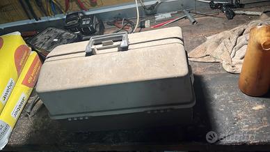 cassetta da pesca con attrezzatura