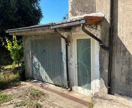 Casa indipendente con garage e giardino interno