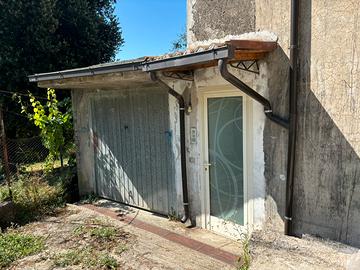 Casa indipendente con garage e giardino interno