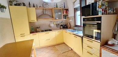 Cucina di pregio con elettrodomestici recenti