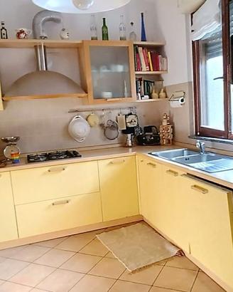 Cucina di pregio con elettrodomestici recenti