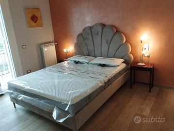 Letto nuovo con testata a conchiglia in velluto gr
