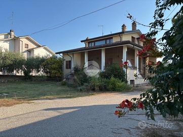 BIFAMILIARE A MOMBAROCCIO