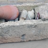 pila antica e vasi in terracotta 