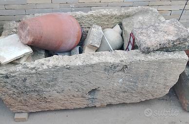 pila antica e vasi in terracotta .