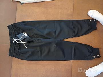 pantaloni slim fit con tasche 