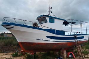 barca con licenza da pesca