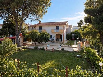 VILLA A SOLI 70 METRI DAL MARE CON GIARDINO PRIVAT