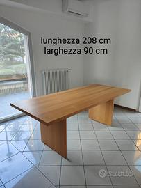 Tavolo dal Design Moderno - Elegante e Robusto