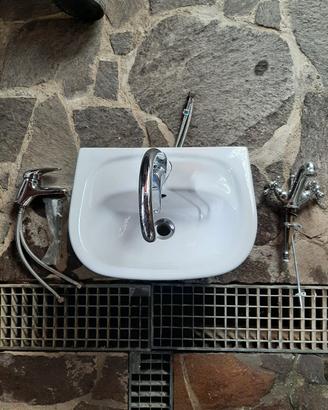 Lavabo/Lavandino in ceramica con miscelatore