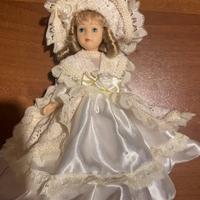 Bambola in ceramica e pizzo bianco