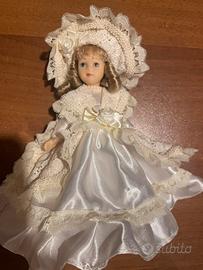 Bambola in ceramica e pizzo bianco