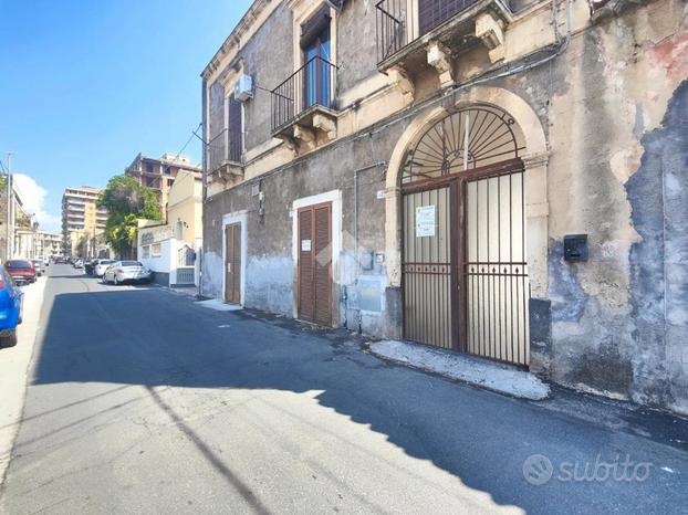 RAPISARDI-Via Curia:2Unita' Abitative.Buone Condiz