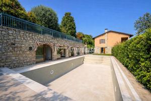 Villa esclusiva bifamiliare con piscina e parco pr