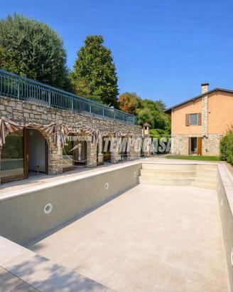 Villa esclusiva bifamiliare con piscina e parco pr