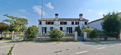 Polesella, tipico casale con 200o di terreno