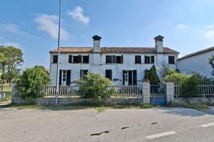 Polesella, tipico casale con 200o di terreno