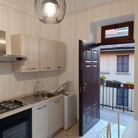 cucina con forno  lavello e piano cottura 