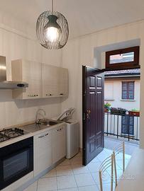 cucina con forno  lavello e piano cottura 