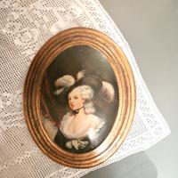 Arazzo decorativo e ritratto ovale