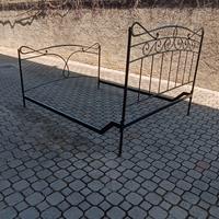letto in ferro battuto a mano,  artigianale 