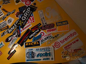 Sticker, adesivi e poster moto