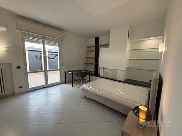 Modena Est: stanza singola arredata con terrazzo