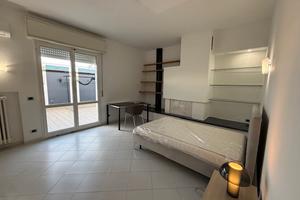 Modena Est: stanza singola arredata con terrazzo