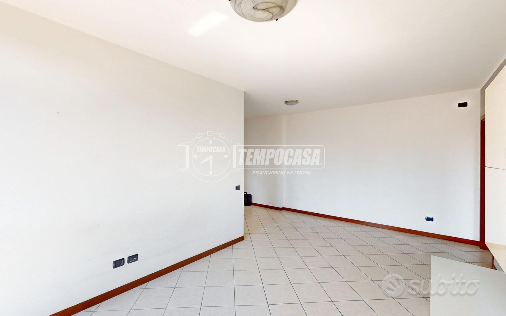 AMPIO E LUMINOSO BILOCALE CON BALCONE, BOX AUTO E - Altro