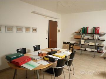 Ufficio arredato