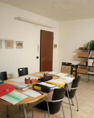 Ufficio arredato