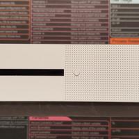 consol Xbox One slim bianca