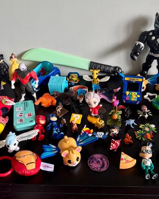 Lotto misto personaggi e gadget collezionabili
