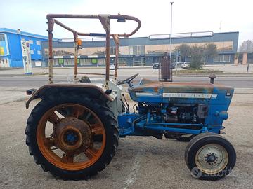 ford 3000 Y con tettuccio di protezione