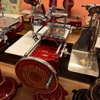 affettatrice antica con piedistallo