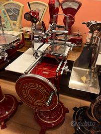 affettatrice antica con piedistallo