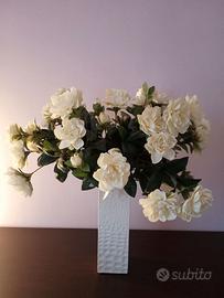 VASO DESIGN MODERNO CON FIORI BIANCHI