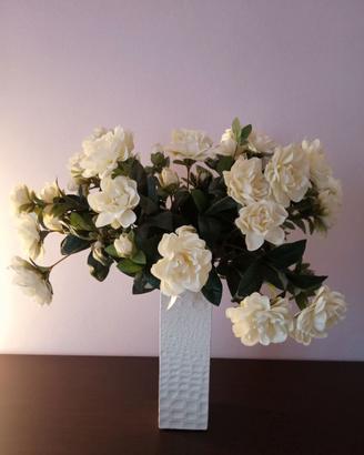 VASO DESIGN MODERNO CON FIORI BIANCHI