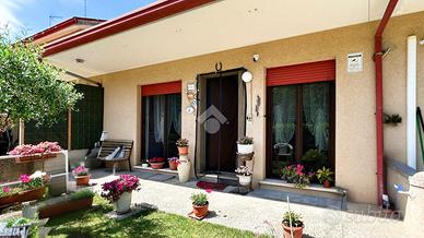 VILLA A SCHIERA CENTRALE A ARGENTA