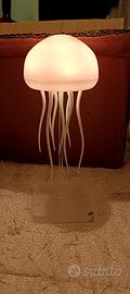 lampada notturna medusa con tentacoli in movimento