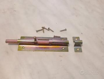 Serratura per porta in metallo con viti