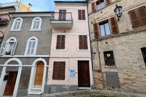 Cer chi un cielo terra in centro con Garage?