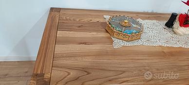 Tavolo in legno di Olmo massiccio.