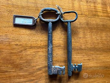 Coppia di chiavi antiche