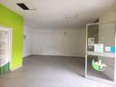 locale-commerciale-doppia-vetrina-fronte-strada