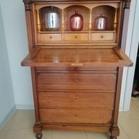 Antico mobile in legno con ripiano in marmo
