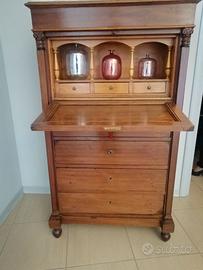 Antico mobile in legno con ripiano in marmo