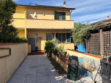 VILLA A SCHIERA A VECCHIANO